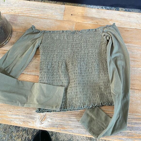 Hollister Smocked Off The Shoulder Long Sleeve green - Picture 3 of 6